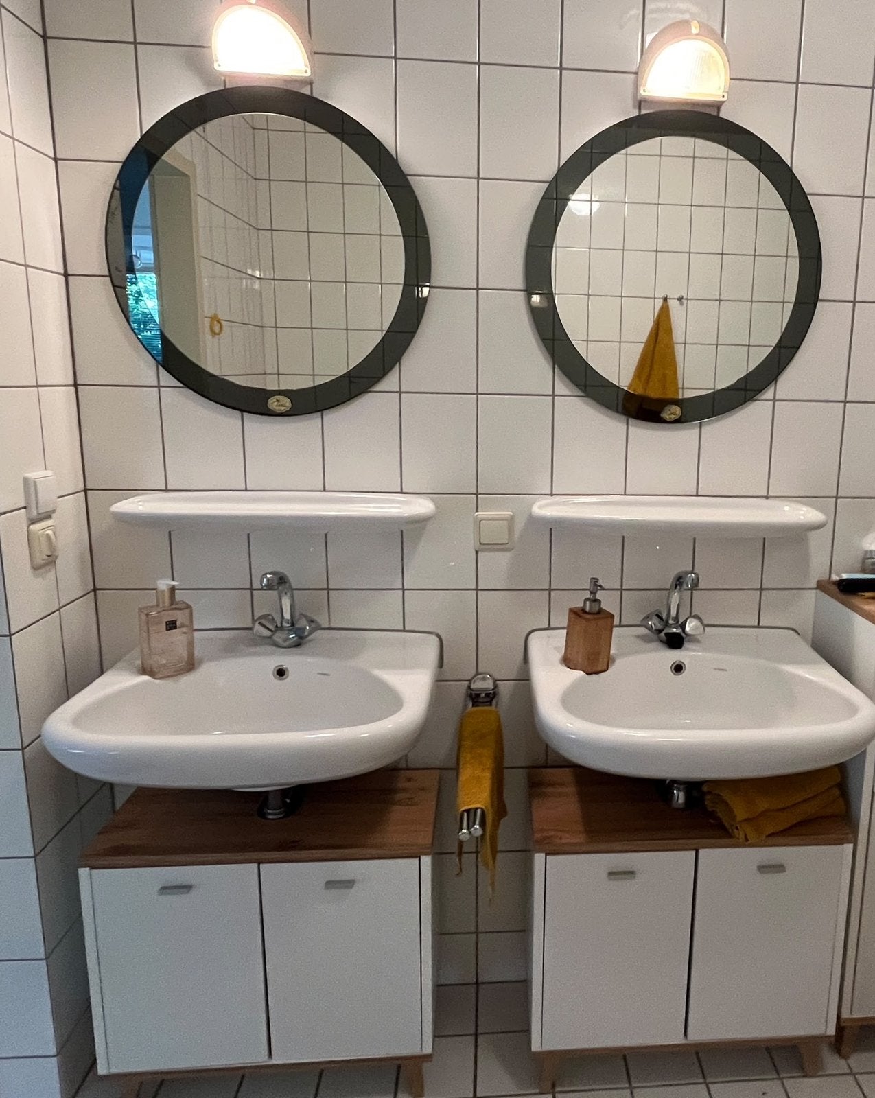 Twee wasbakken met spiegels en plankjes, Ophalen, Gebruikt, Glas, Wastafel