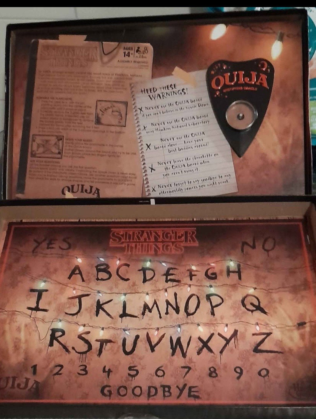 Zeldzaam Stranger Things Ouija Bord Board Halloween kado, Drie of vier spelers, Ophalen of Verzenden, Nieuw, Hasbro