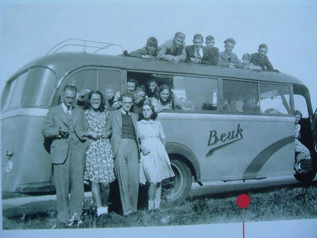 Geboren tussen de wielen. Beuk 100 jaar., 20e eeuw of later, Ophalen of Verzenden, Zo goed als nieuw, J. Verhoog