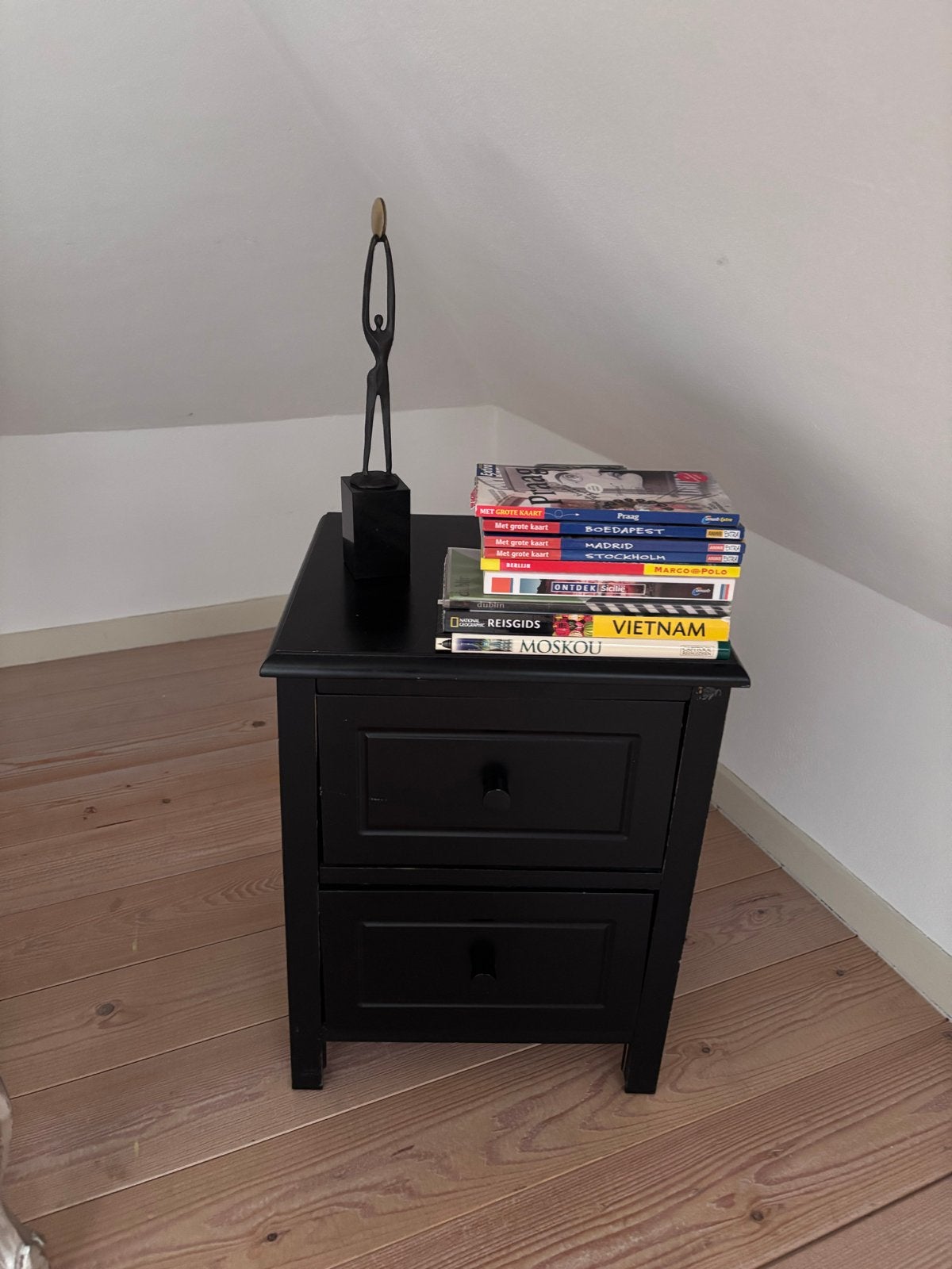 Elegante fauteuil met bijpassend nachtkastje, Huis en Inrichting, Tafels | Bijzettafels, Minder dan 55 cm, Gebruikt, Rechthoekig