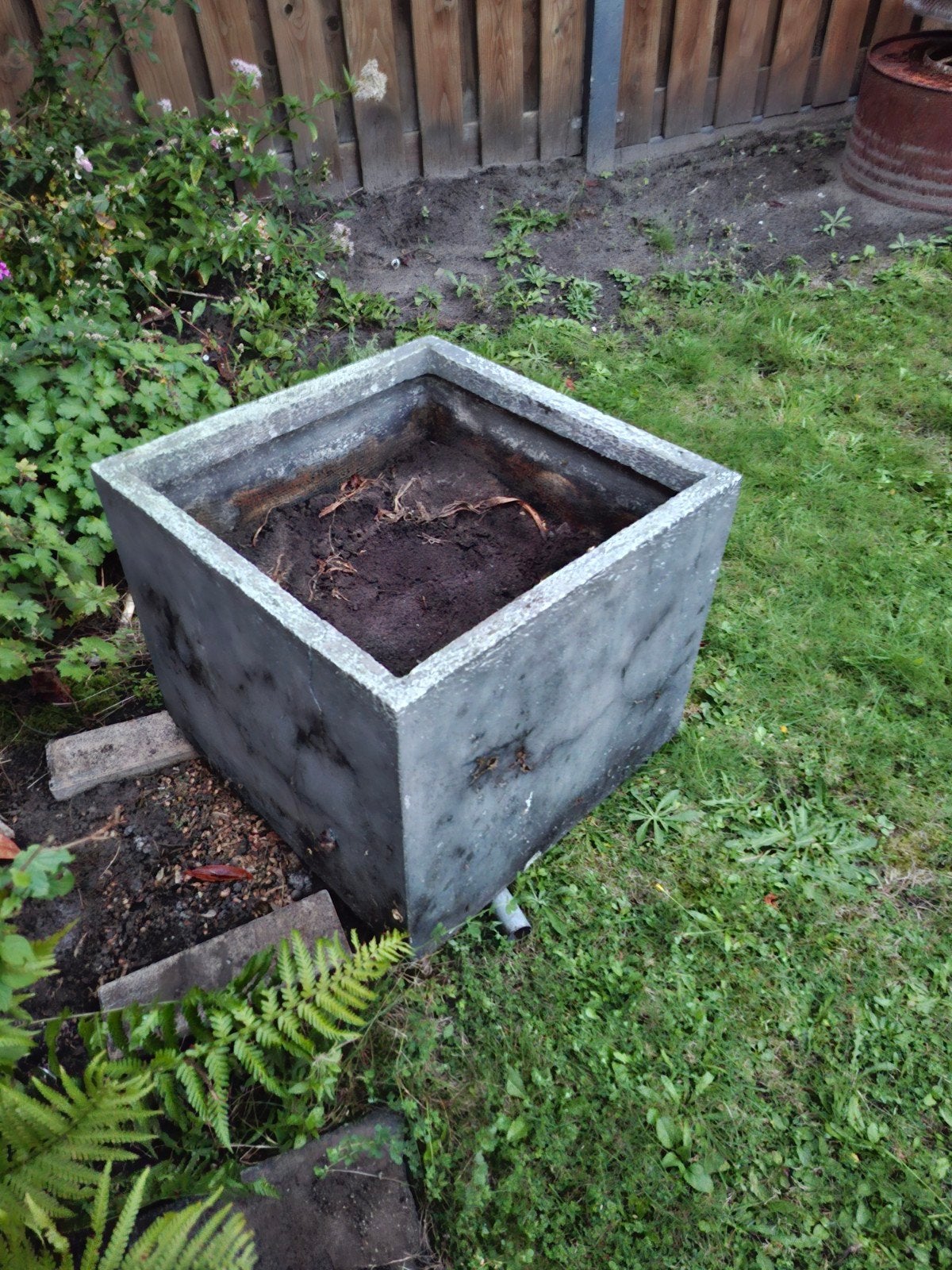 Gratis op te halen: Grote plantenpot 60x60x50 cm, Tuin en Terras, Ophalen, Gebruikt, 40 cm of meer, Vierkant