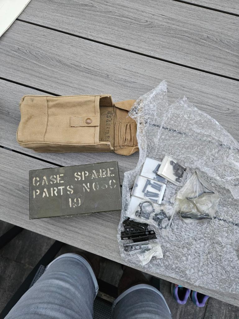 Brenpouch met  doosje vol met enfield onderdelen, Verzamelen, Ophalen of Verzenden, Nederland