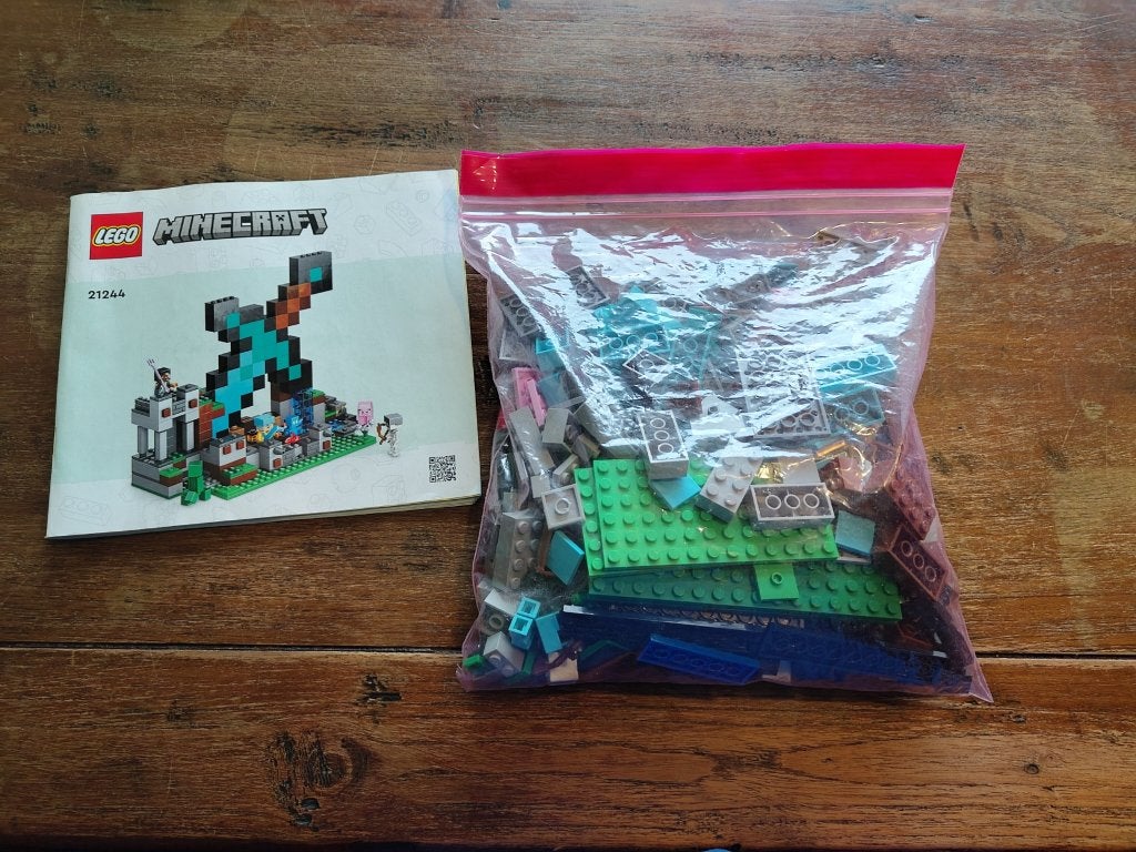 Lego Minecraft 21244 - Uitvalbasis Zwaard, Minecraft, Lego, Compleet, Ophalen of Verzenden