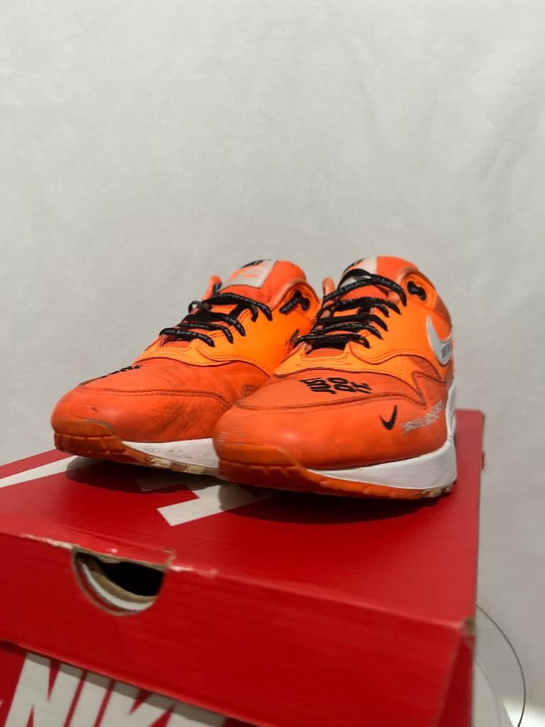 ALS NIEUW! Maat 40,5 - Nike Air Max 1 LX Just Do It Orange, Kleding | Dames, Schoenen, Overige kleuren, Verzenden, Nike, Nike