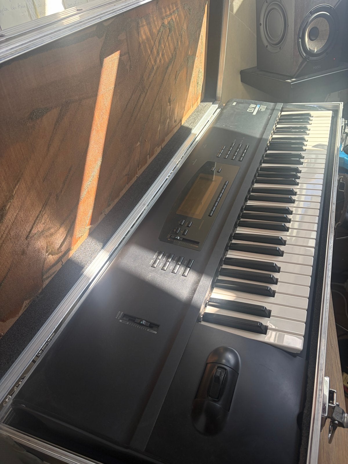 Korg 01/w Synthesizer - Displayverlichting defect, Muziek en Instrumenten, Keyboards, Ophalen, Korg, Midi-aansluiting, 61 toetsen
