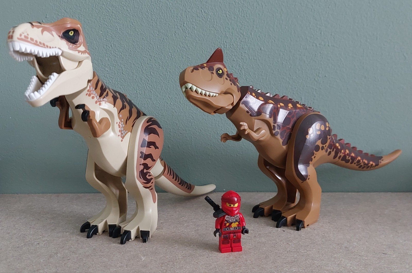 Dinosaurus set met T-Rex, Carnotaurus en minifiguur, Ophalen of Verzenden, Zo goed als nieuw