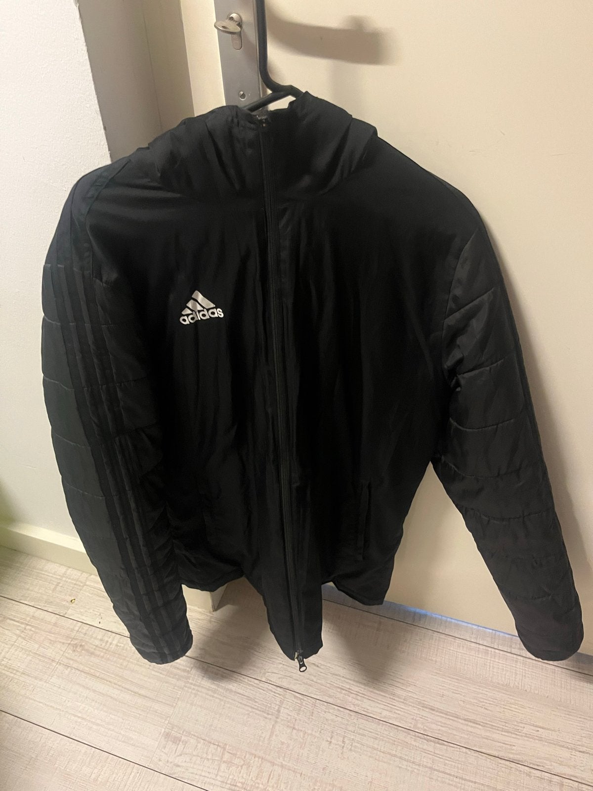 Adidas Zwarte Winterjas Maat L, Ophalen of Verzenden, Zo goed als nieuw, Maat 52/54 (L), Zwart