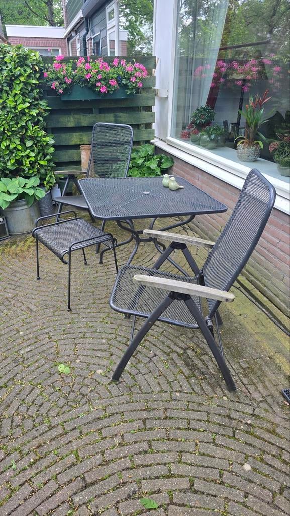 Metalen tuinset met 2 stoelen, tafel en hocker, Tuin en Terras, Tuinsets en Loungesets, Gebruikt, Tuinset, Overige materialen