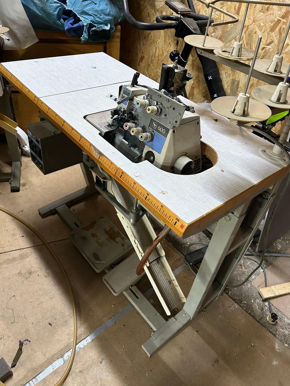 Brother overlock MA4-B661 5 draad 220 V, Hobby en Vrije tijd, Ophalen of Verzenden, Zo goed als nieuw, Lockmachine, Brother
