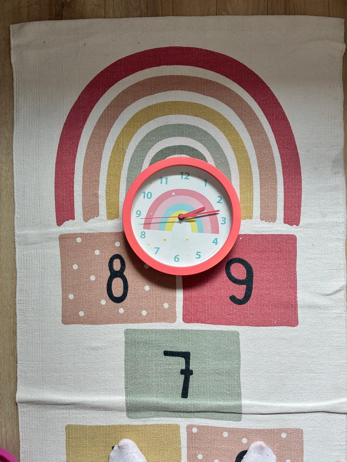 Leuke kinderklok met regenboog design & vloerkleed, Ophalen, Wandklok, Analoog, Werkt op batterijen