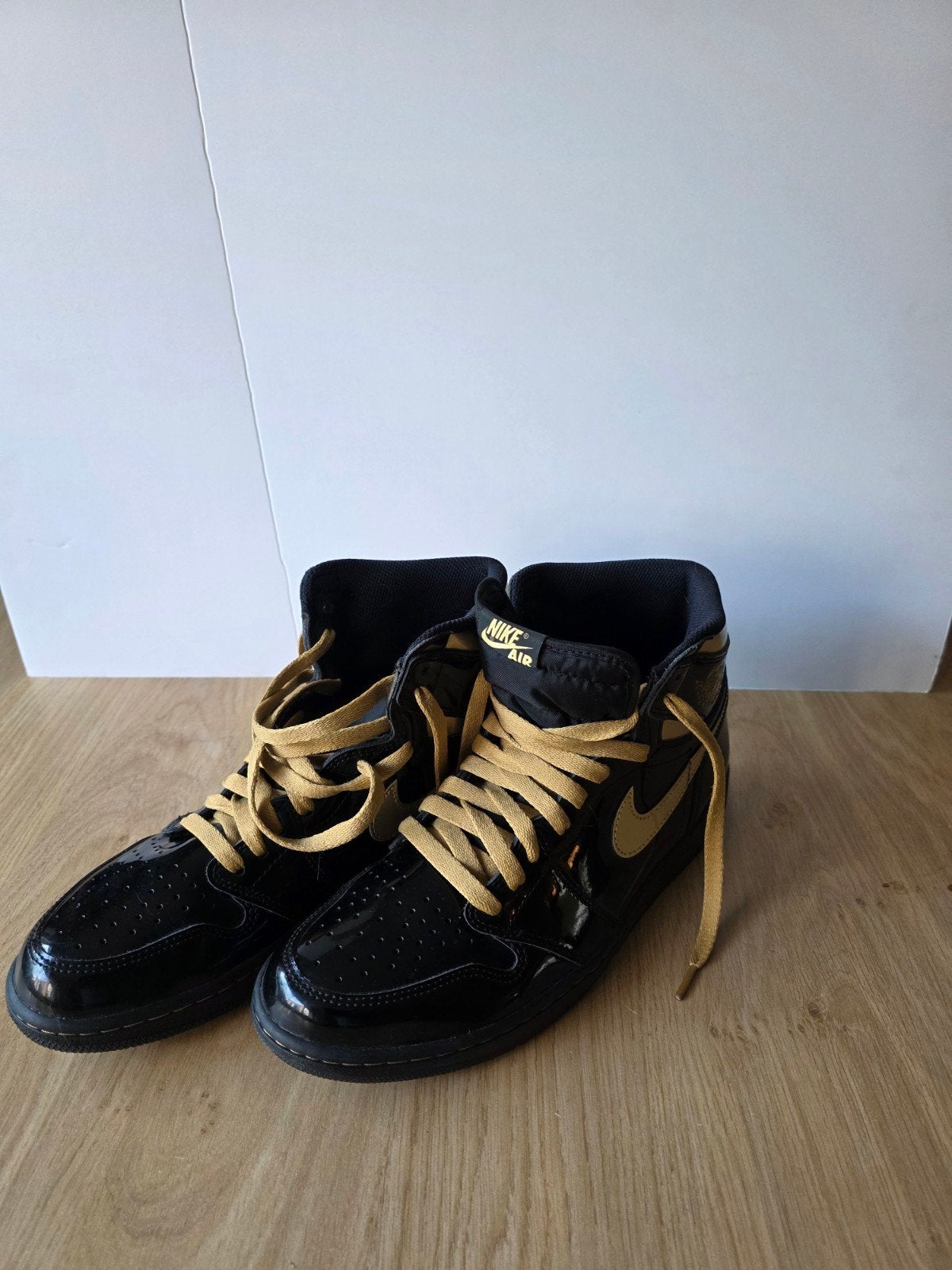 Nike Air Jordan 1 Retro High OG Patent Black Gold, Zwart, Ophalen of Verzenden, Sneakers of Gympen, Gedragen