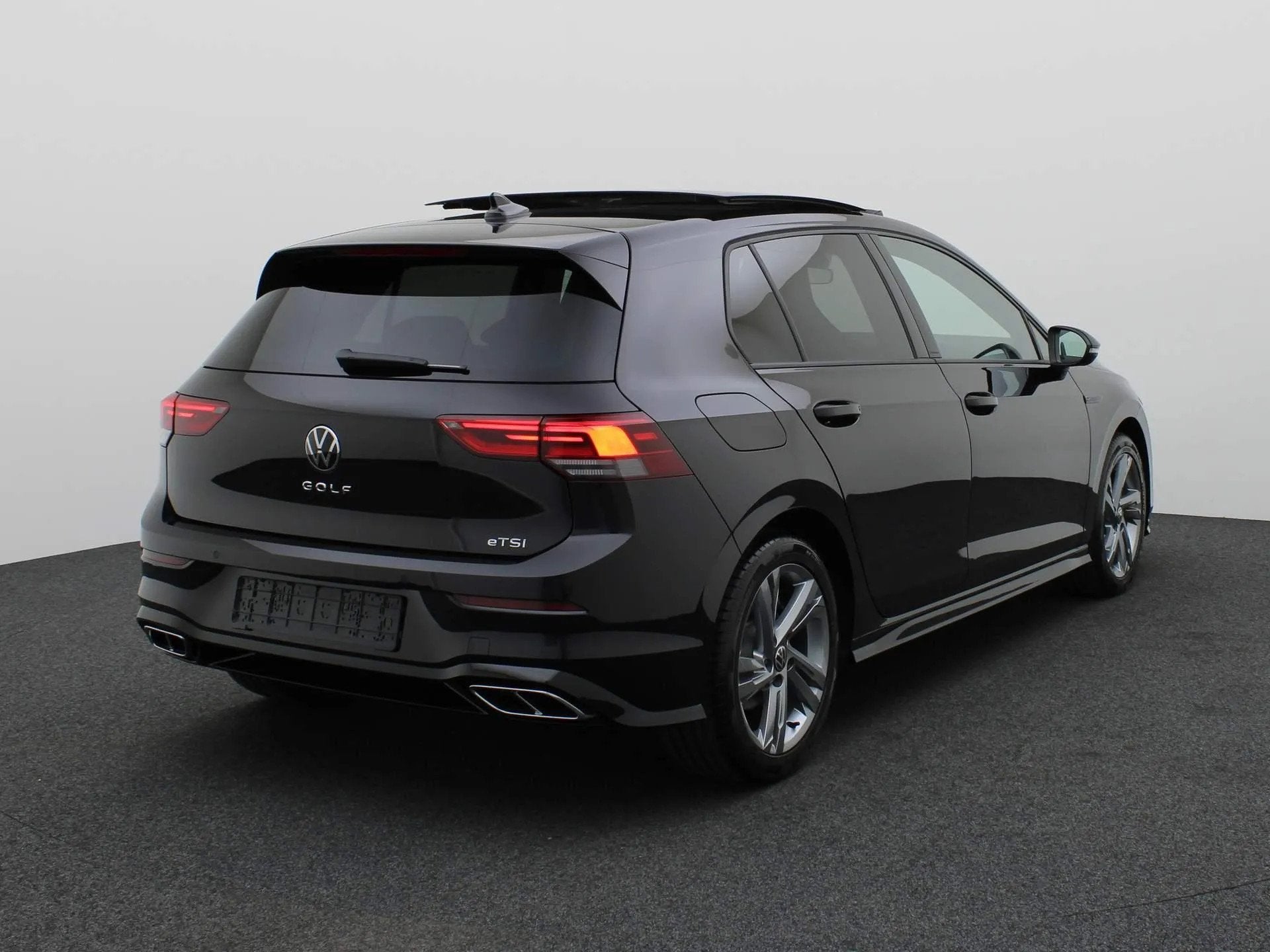 Volkswagen Golf 1.5eTSI/130PK DSG R-Line (bj 2023), 4 cilinders, Zwart, Bedrijf, Golf