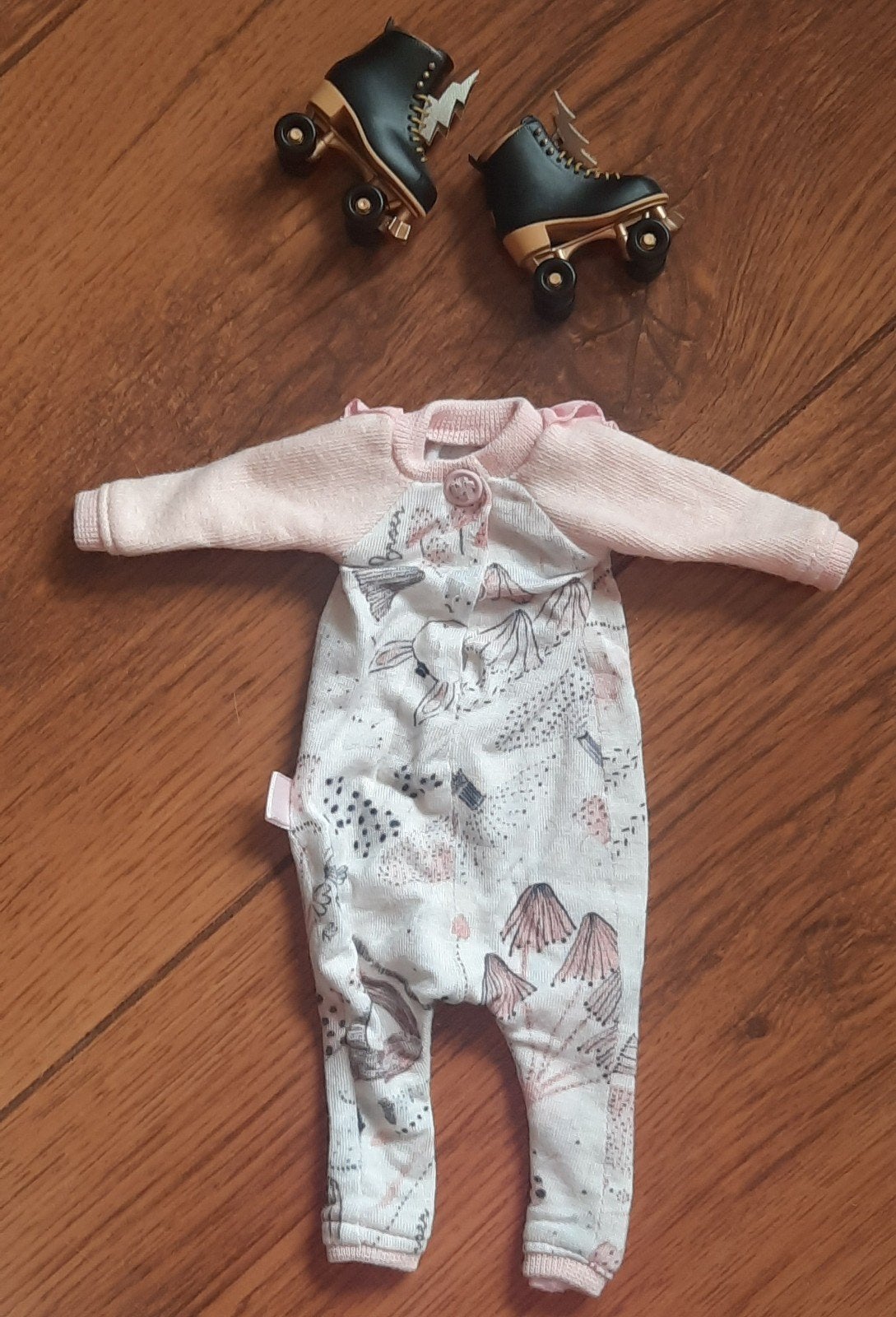 Blythe set: jumpsuit SANDRA OHH, met nieuwe rolschaatsen., Verzamelen, Ophalen of Verzenden, Nieuw, Kleertjes