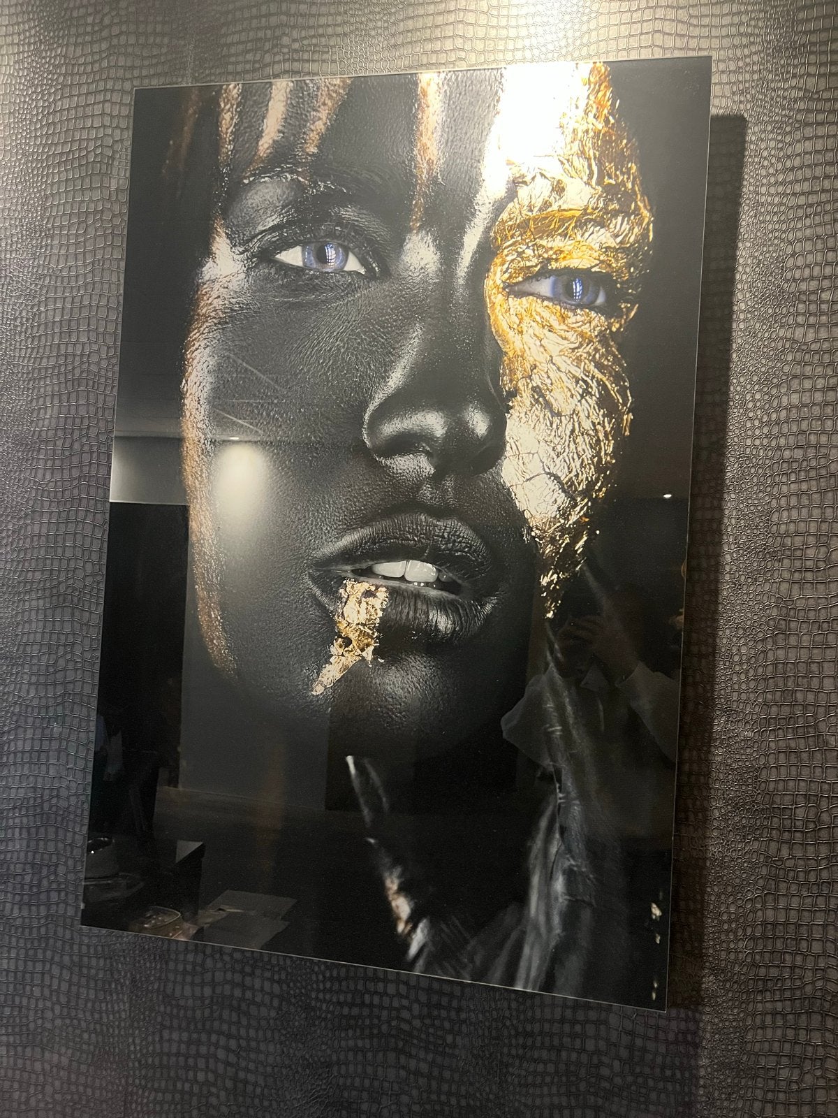 Groot glazen schilderij: Vrouw met goudaccenten (116x87cm), Antiek en Kunst, Kunst | Schilderijen | Modern, Ophalen, Glas, Achter glas
