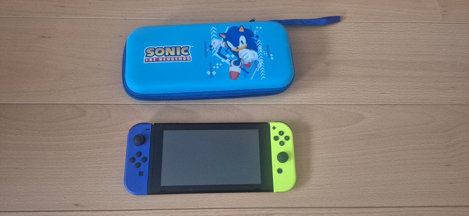 Nintendo Switch met blauwe en gele Joy-Cons, Ophalen, Zo goed als nieuw, Met 2 controllers, Switch Original