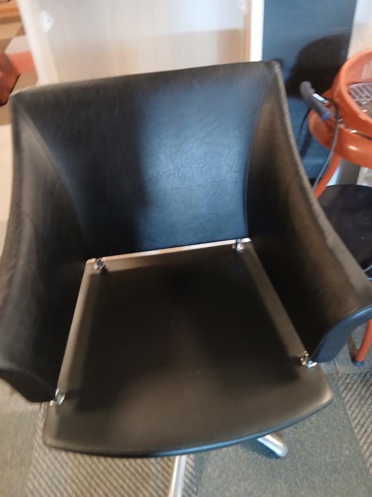Pietranera Kappersstoel - Zwart, in hoogte verstelbaar, Huis en Inrichting, Stoelen, Gebruikt, Zwart, Eén, Leer