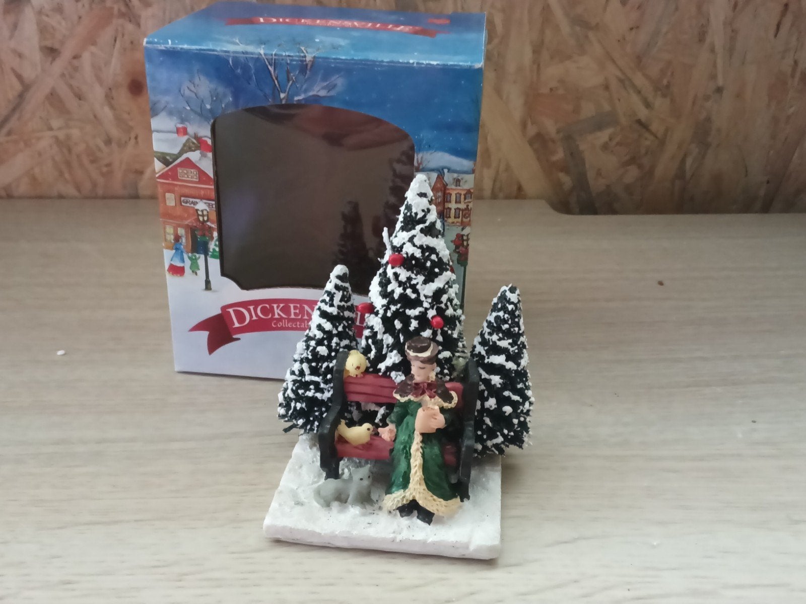 Dickensville vrouw op bankje met vogels., Diversen, Kerst, Ophalen of Verzenden, Zo goed als nieuw
