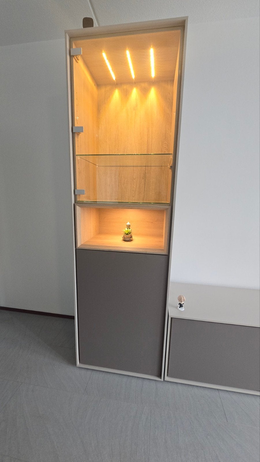 Stijlvolle Vitrinekast met LED-verlichting - 62x207cm, Huis en Inrichting, Kasten | Vitrinekasten, Zo goed als nieuw, 200 cm of meer