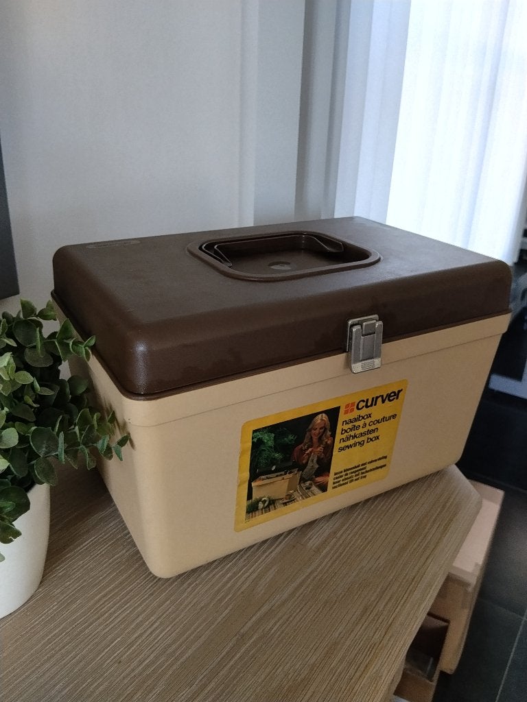 Vintage grote naaidoos Curver, Hobby en Vrije tijd, Ophalen of Verzenden, Zo goed als nieuw