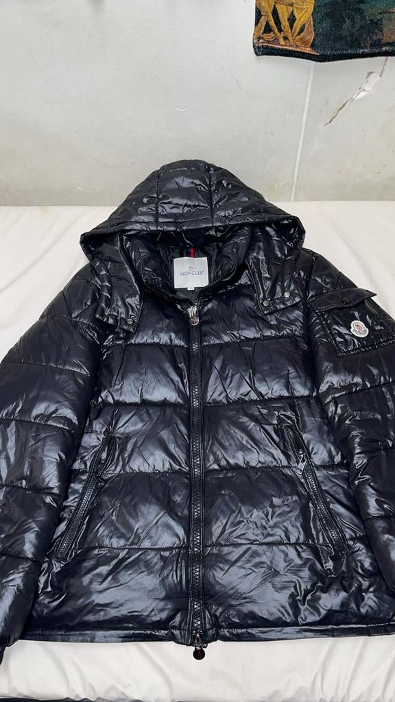 Moncler Maya Puffer Jas Zwart - Zo goed als nieuw, Kleding | Heren, Jassen | Winter, Maat 52/54 (L), Moncler, Zwart, Ophalen of Verzenden