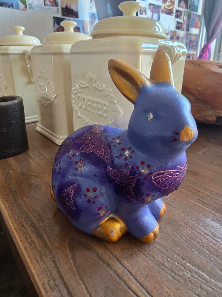 Unieke haas Decoratie - Handgeschilderd Konijn, Overige stijlen, Ophalen of Verzenden, Zo goed als nieuw, Paars