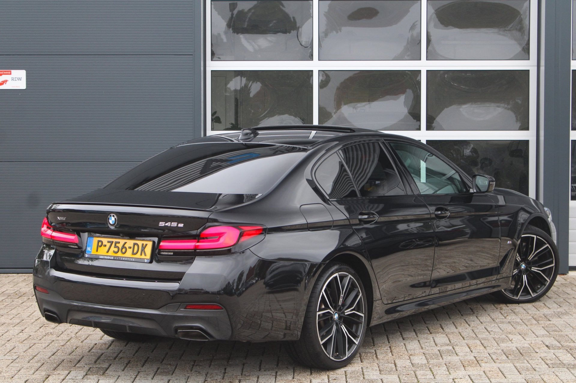 BMW 5-serie 545e xDrive M-Sport Org NL| Pano | Laser | ACC |, Auto's, Dealer onderhouden, Gebruikt, 394 pk, 2000 kg