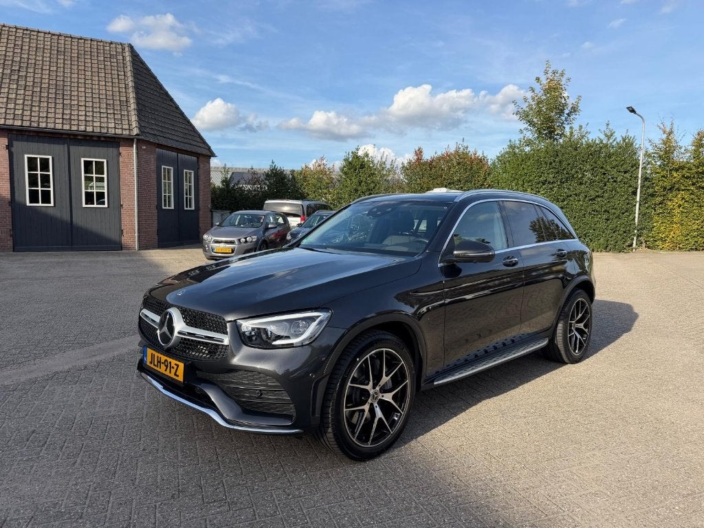 Mercedes GLC 300e 4MATIC Off-Roader AMG | Pano | HUD, Auto's, Automaat, Dealer onderhouden, Zwart, 4 cilinders
