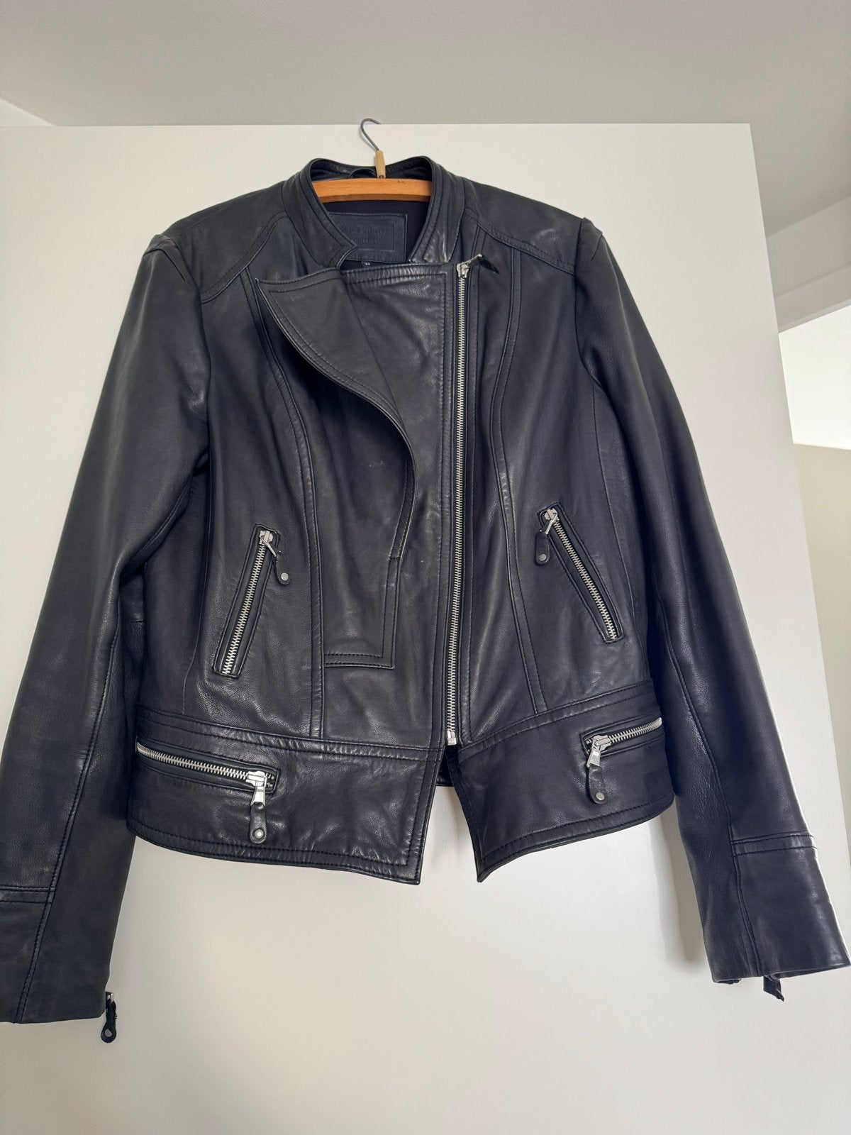 79€ Stoer & Chic Leren Bikerjack Maat 44 - Claudia Sträter, Ophalen of Verzenden, Zo goed als nieuw, Maat 42/44 (L), Zwart