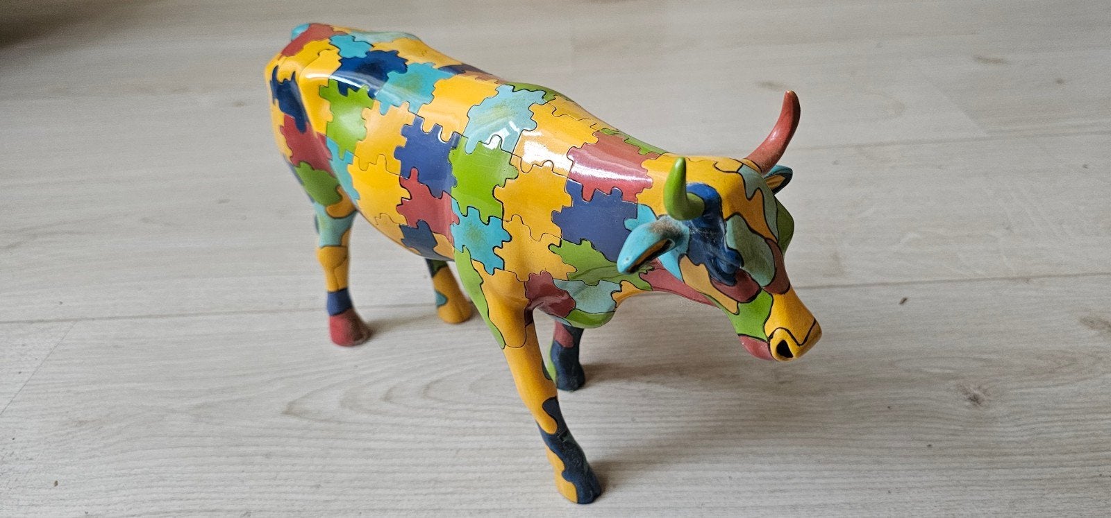 Kleurrijk beeld van een koe - Puzzelstukjes design, Verzamelen, Beelden en Beeldjes, Ophalen of Verzenden, Gebruikt, Dier