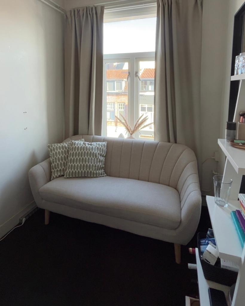 Jysk beige bankje - Compact en stijlvol, Huis en Inrichting, 150 tot 200 cm, Tweepersoons, 75 tot 100 cm, Ophalen of Verzenden