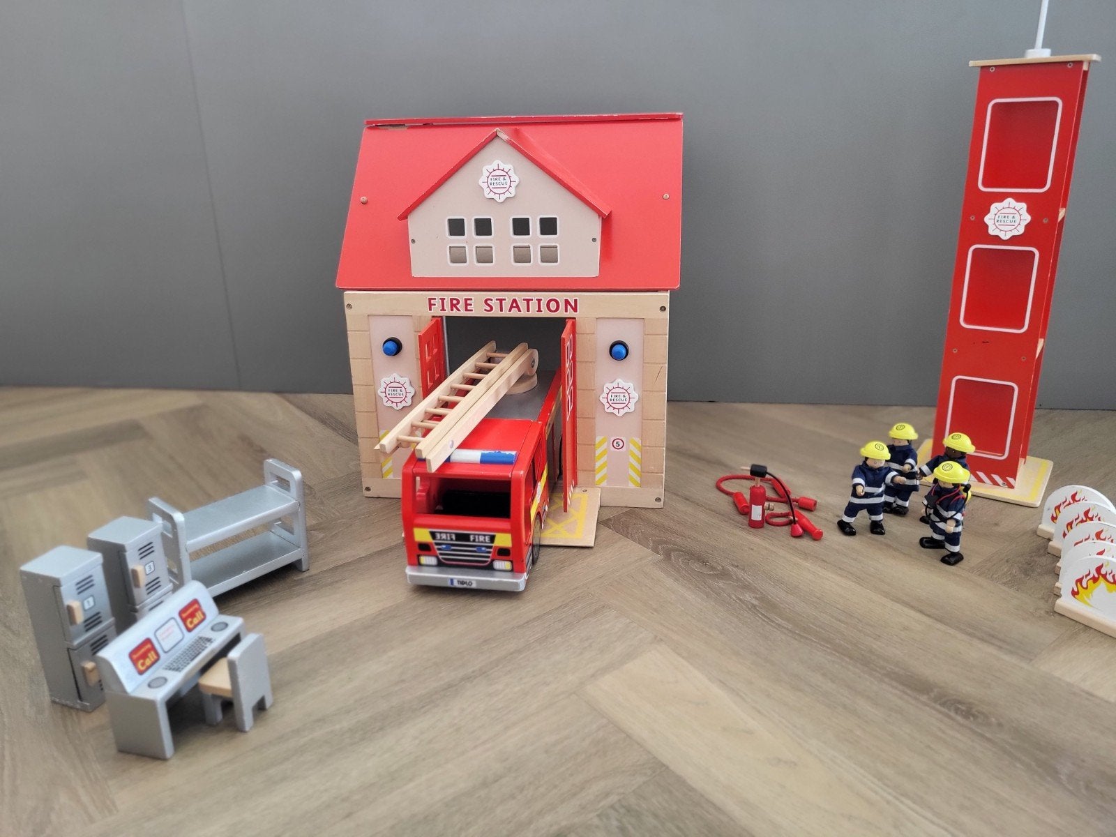 Houten brandweerkazerne en brandweerauto., Ophalen of Verzenden