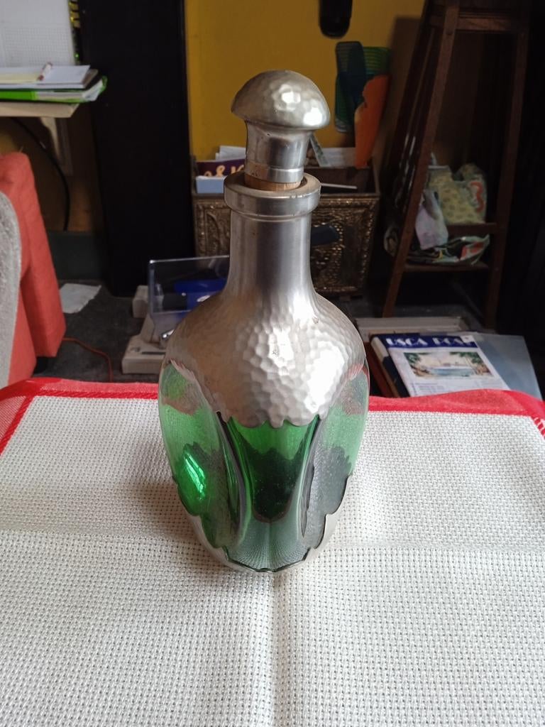 Groene glazen fles met metalen omhulsel en dop, Ophalen of Verzenden