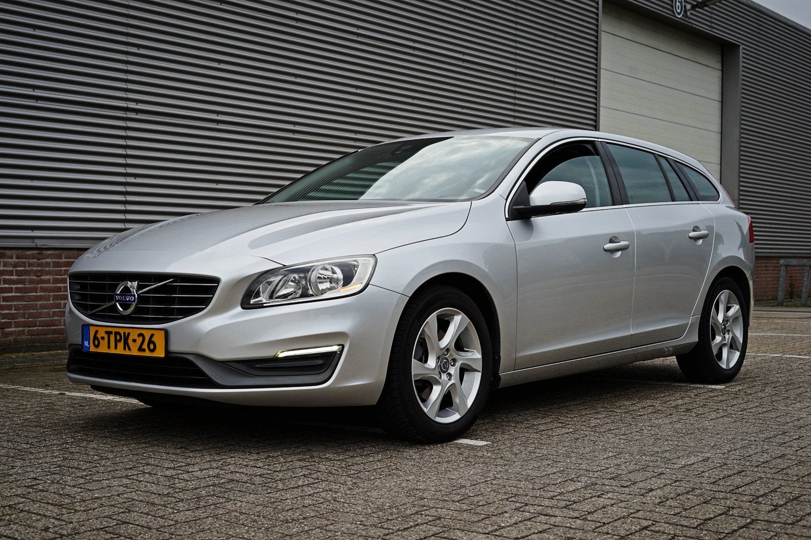 Volvo V60 T3 150pk Powershift 2014 Grijs, 4 cilinders, Particulier, 1600 kg, Zilver of Grijs