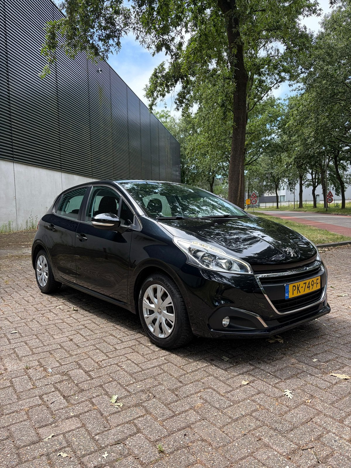 Peugeot 208 1.2 VTI 2017 Zwart facelift goed onderhouden, Auto's, Voorwielaandrijving, 31 €/maand, 1199 cc, Origineel Nederlands