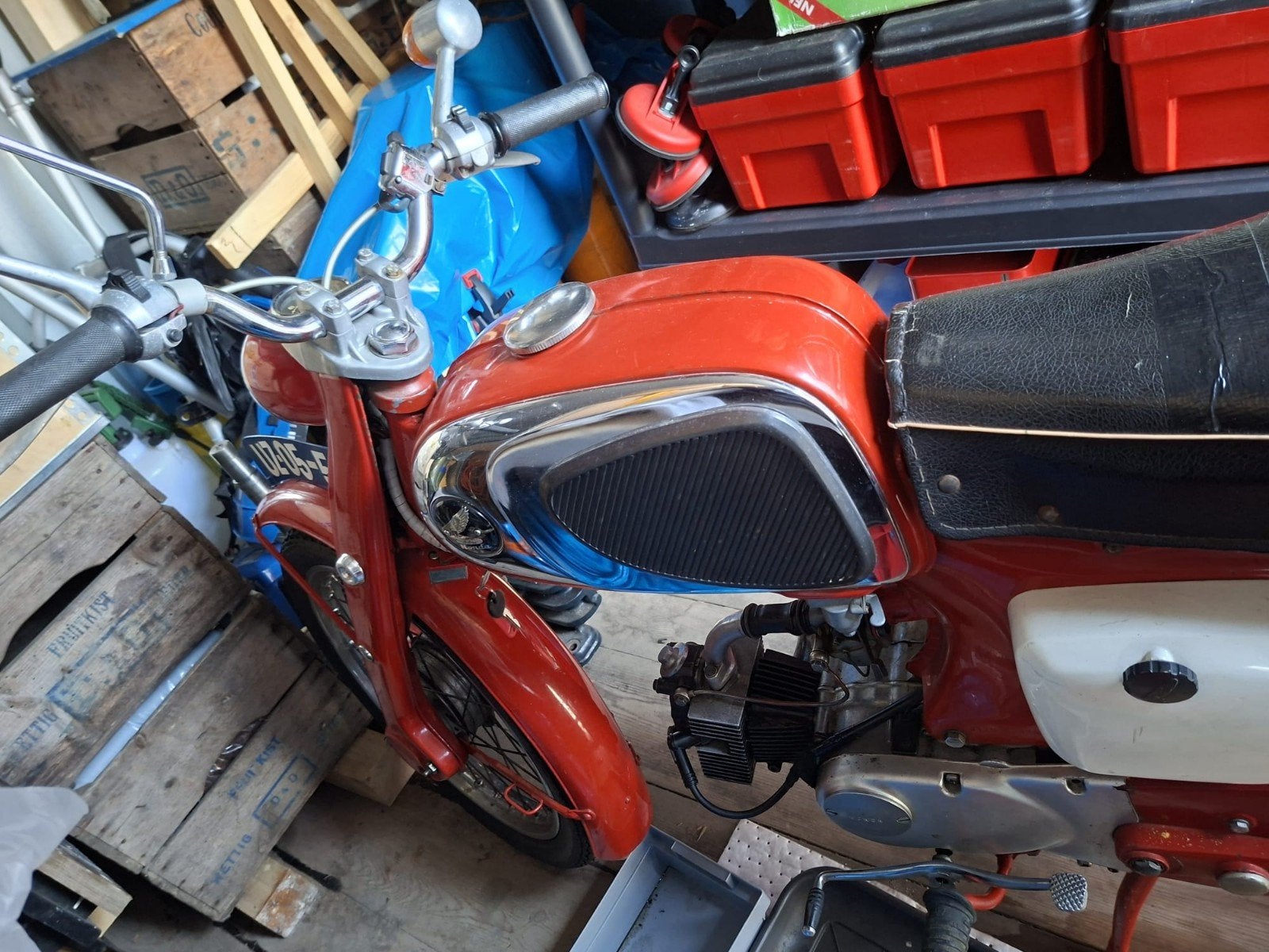 Honda C110 bromfiets - Klassieke rode Honda, Fietsen en Brommers, Maximaal 45 km/u, 49 cc, 4 versnellingen, Ophalen