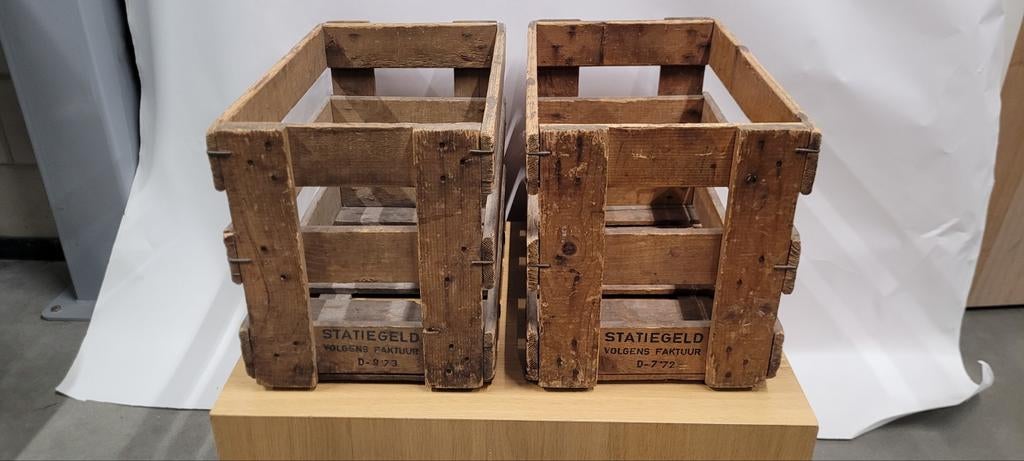 Twee houten kistjes met opdruk, Huis en Inrichting, Woonaccessoires | Kisten, Ophalen, 50 tot 100 cm, Minder dan 50 cm, Minder dan 50 cm