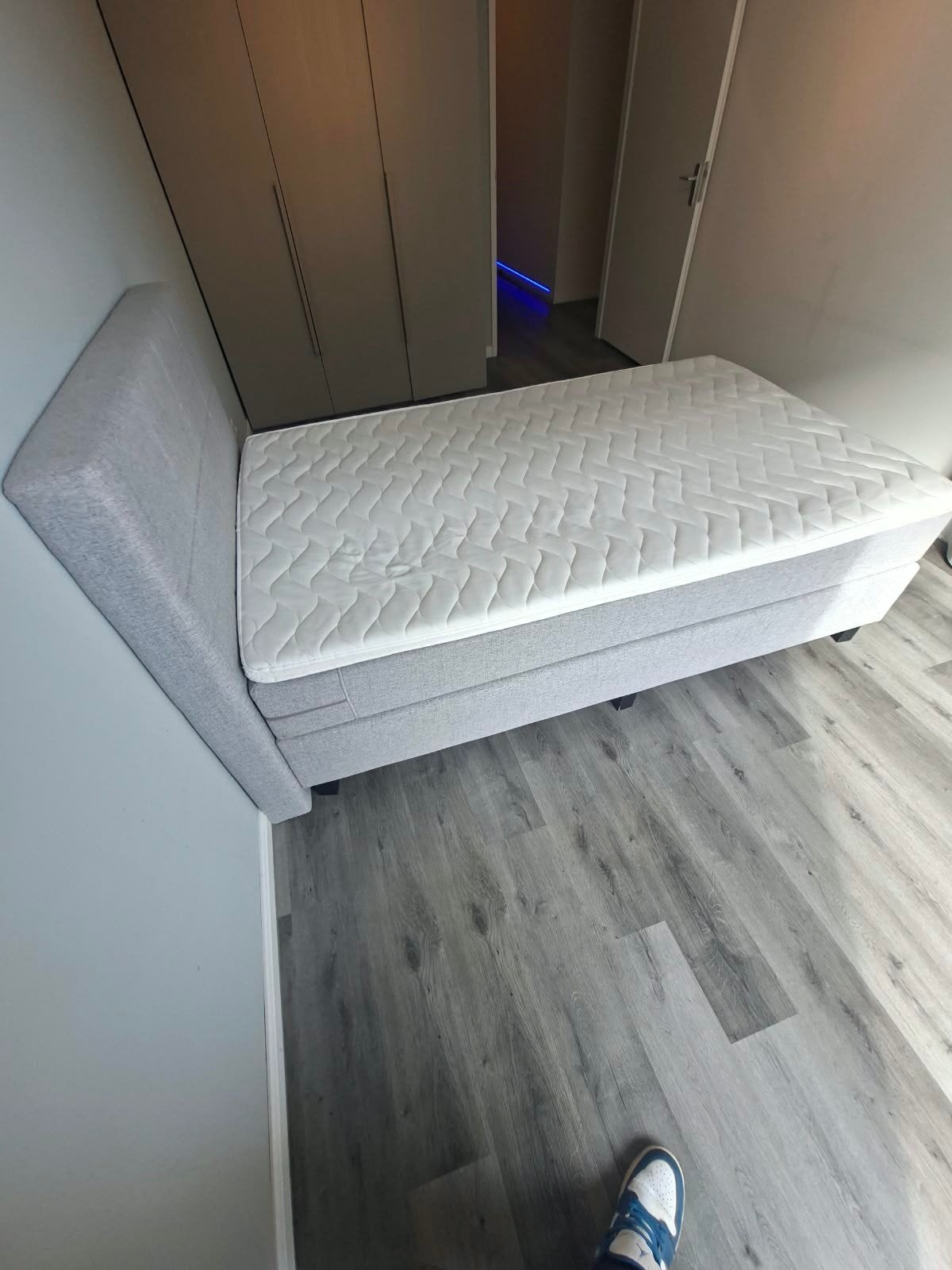 Eenpersoons boxspring met matras - Zo goed als nieuw