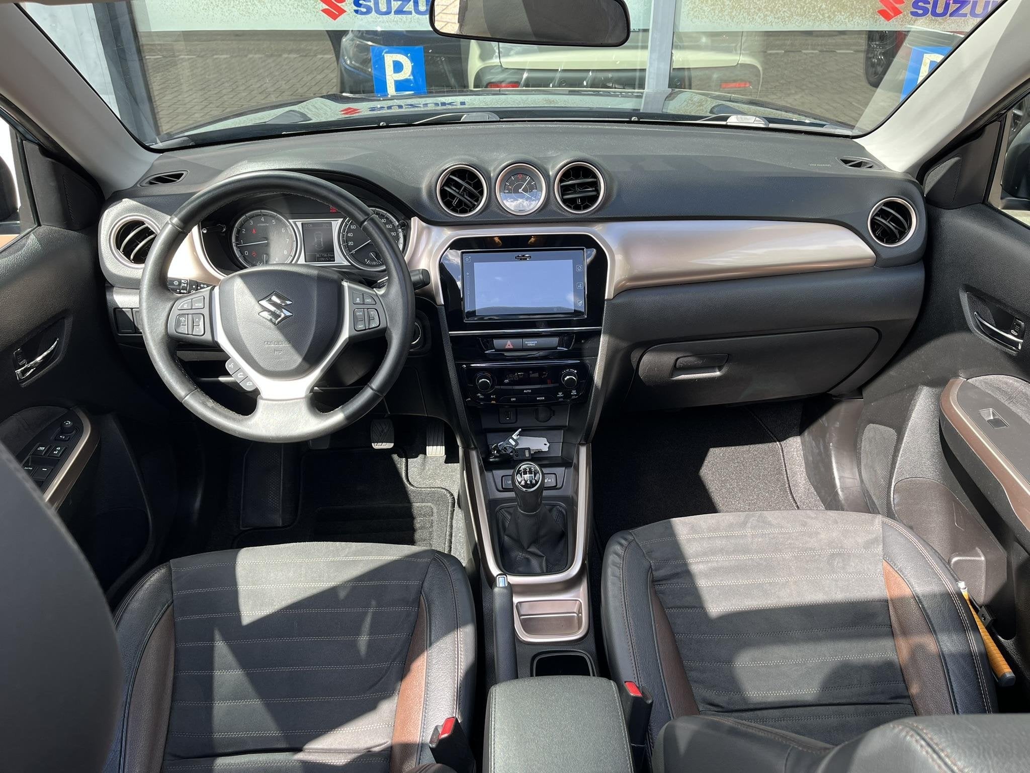Suzuki Vitara 1.6 Experience | Panoramisch Schuif/ Kanteldak, Voorwielaandrijving, Automatische klimaatregeling, Euro 6, 4 cilinders