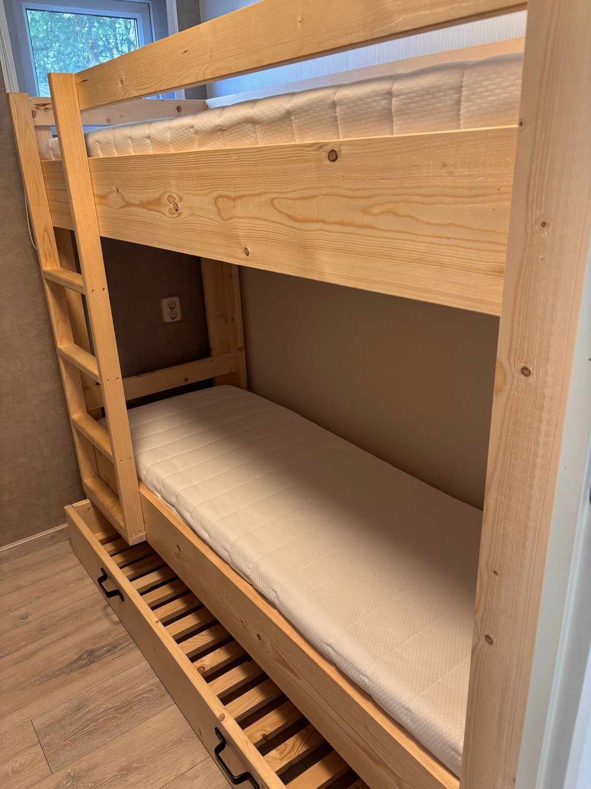 Stapelbed met uitschuifbaar derde bed en nieuwe matrassen, Ophalen, Nieuw, Minder dan 160 cm, 190 cm of minder