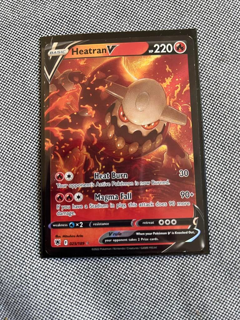 Pokémon Kaart Heatran V - Basic - 025/189, Ophalen, Zo goed als nieuw, Losse kaart