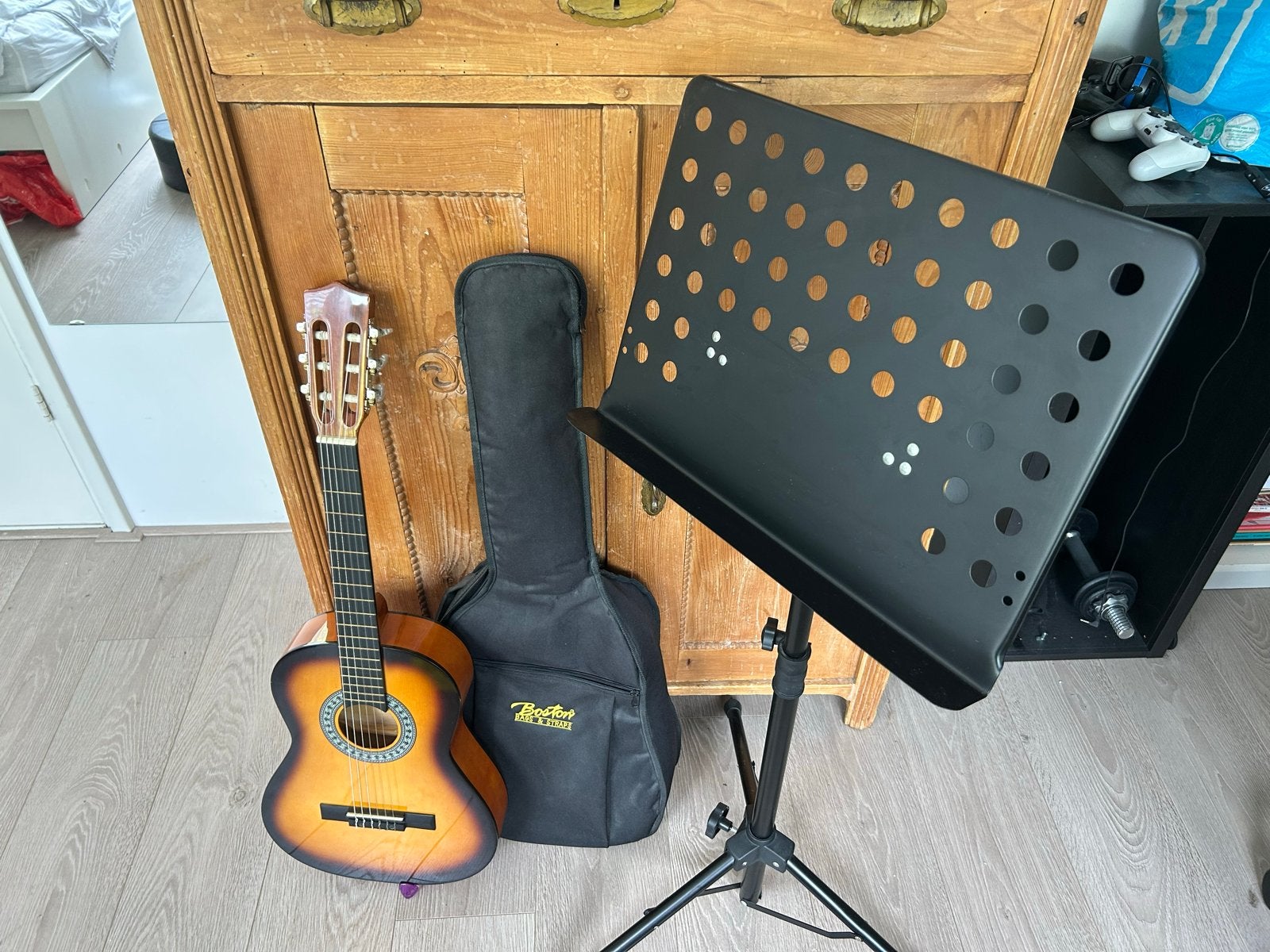 Complete Gitaarset: Gitaar, Tas en Standaard - Zeer Goede St, Muziek en Instrumenten, Ophalen of Verzenden, Zo goed als nieuw