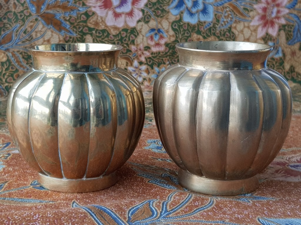 Mooi stel zware antieke Chinese vaasjes van koper 9,5 cm.