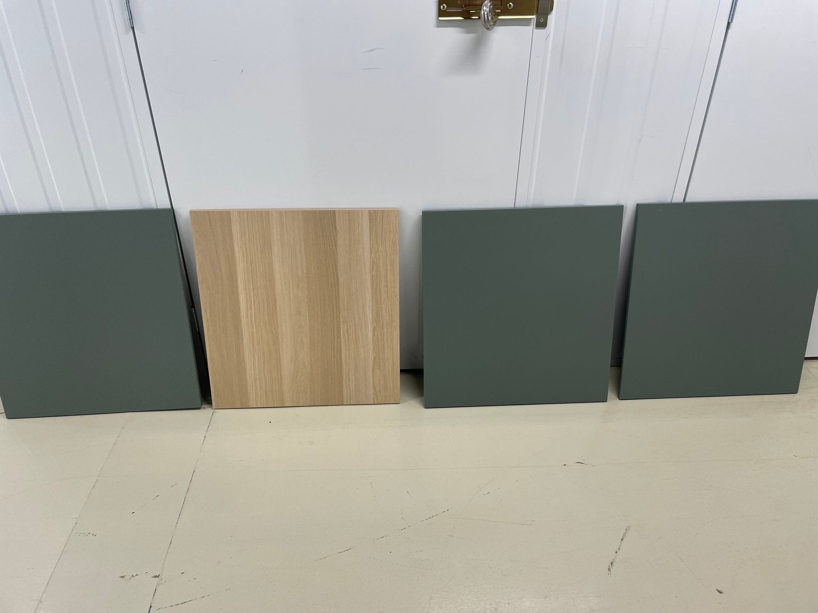 IKEA Besta; 3 groene, 1 licht eiken kleurige deur/front, Ophalen, Zo goed als nieuw, Minder dan 150 cm, Minder dan 100 cm