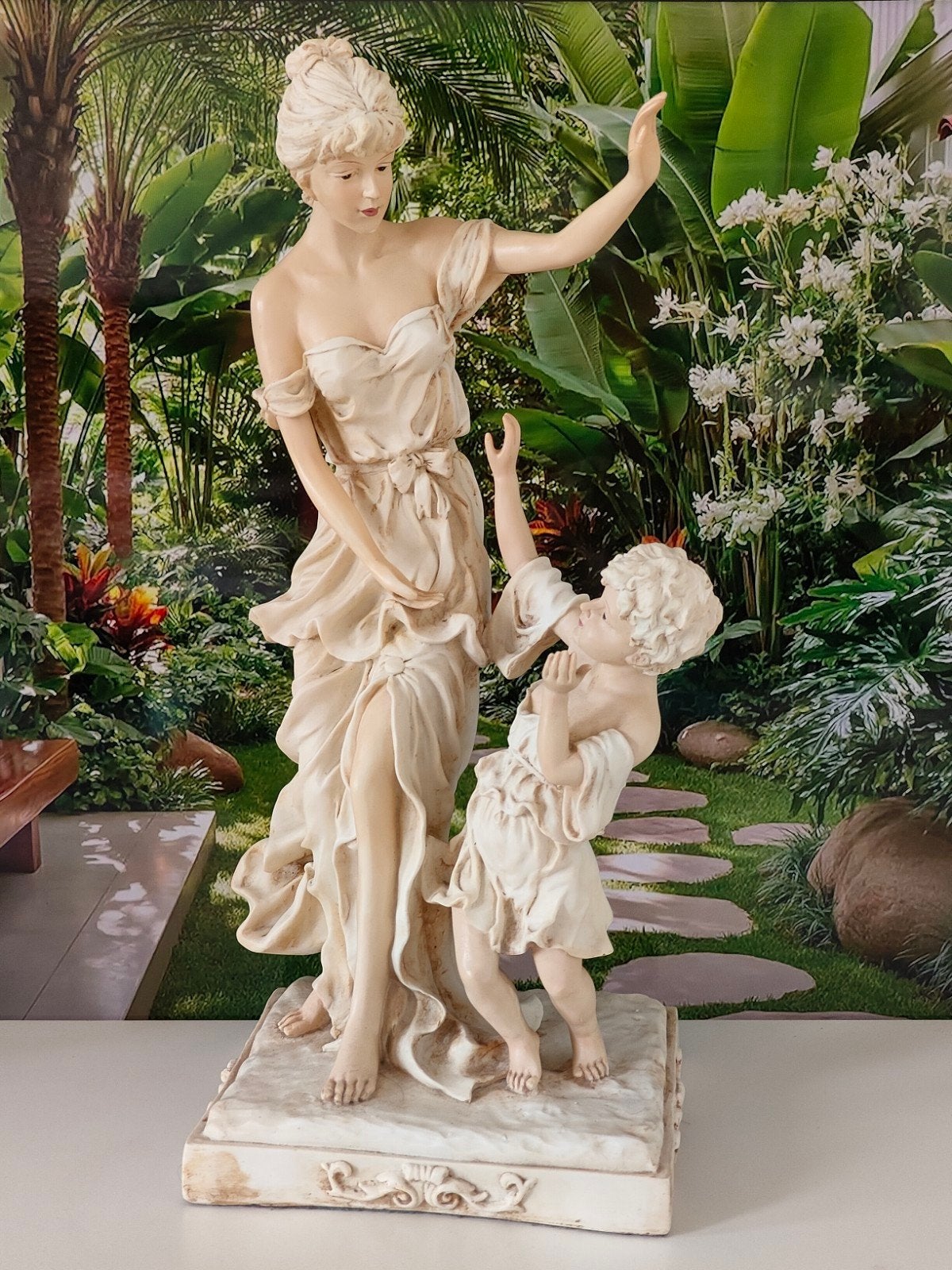 Decoratief beeld van een vrouw met een kind. 50cm, Ophalen