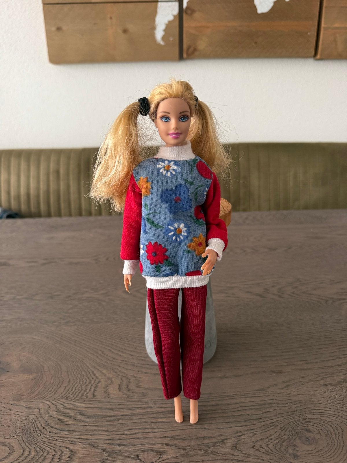 Barbie pop met bloemen trui en rode broek vintage, Ophalen of Verzenden, Zo goed als nieuw, Barbie