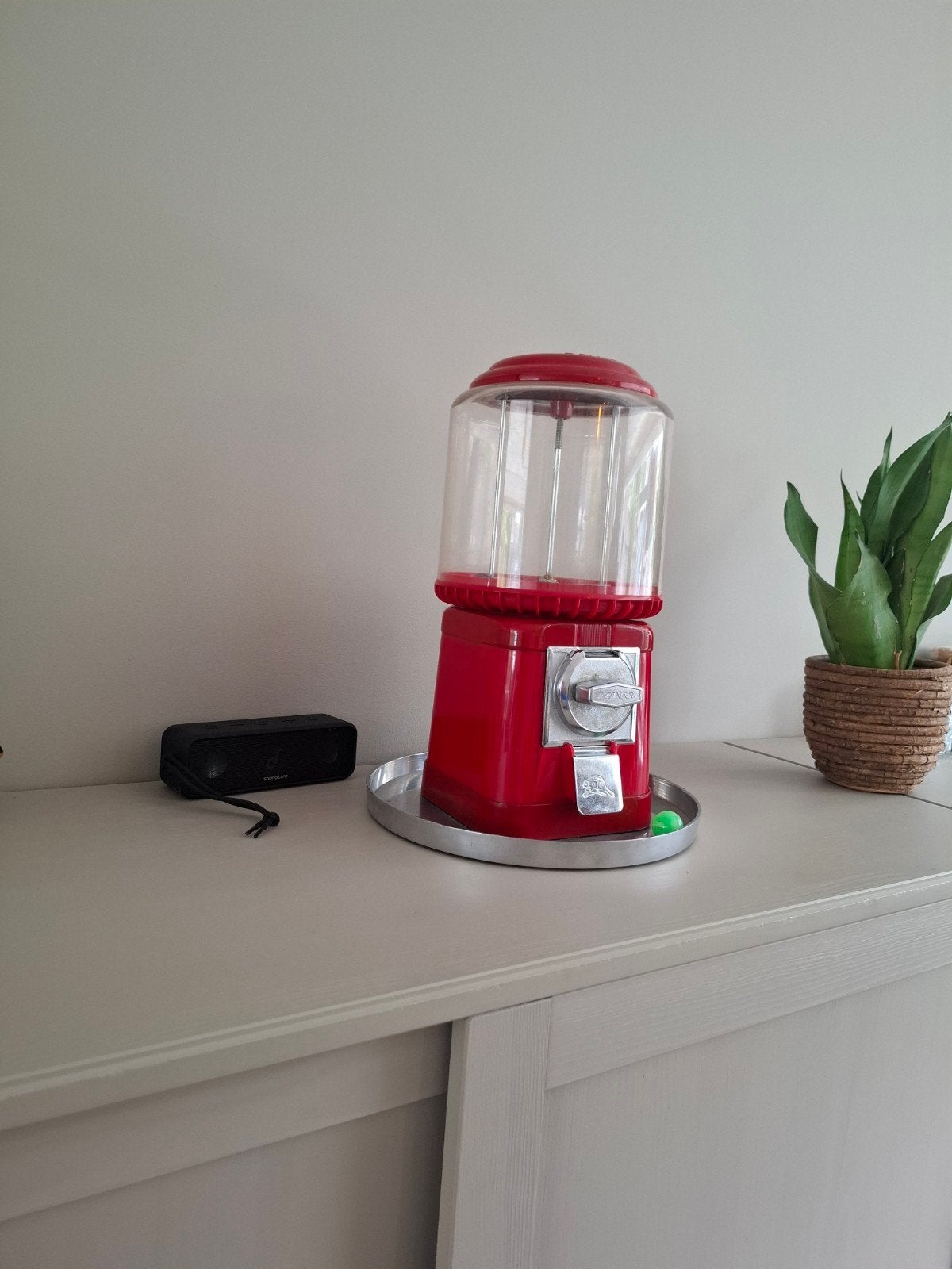 Leuke kauwgomballenautomaat met munten en stuiterballen, Ophalen