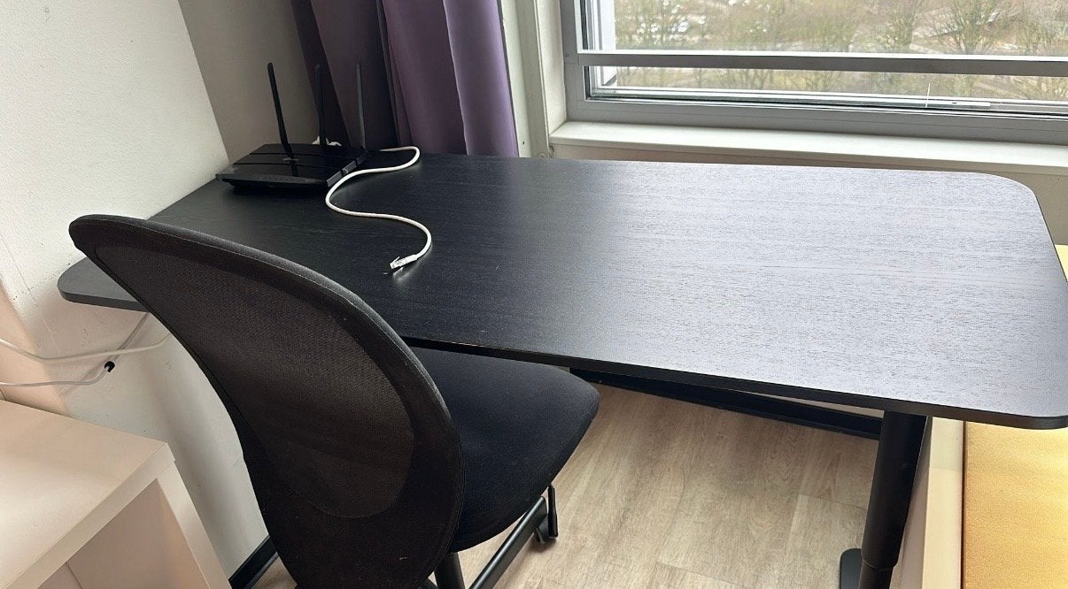 IKEA Bureau + Stoel - Hoogte verstelbaar bureau, Ophalen, Spaanplaat of MDF, In hoogte verstelbaar, Zo goed als nieuw