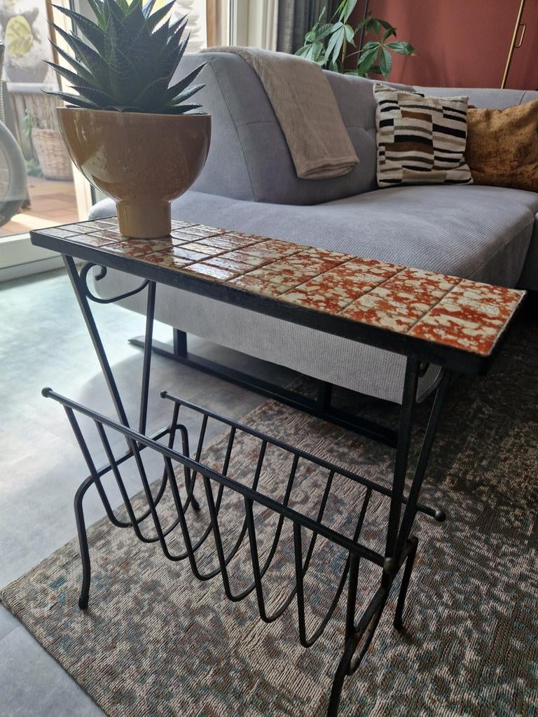Vintage bijzettafel met tijdschriftenrek en tegels, Huis en Inrichting, Tafels | Bijzettafels, Gebruikt, Metaal of Aluminium, 75 cm of meer