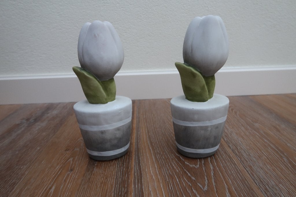 2 st decoratie aardewerk tulpen in pot kleur wit/grijs/groen, Binnen, Overige typen, Overige materialen, Zo goed als nieuw