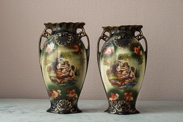 Set van twee Rococo vazen met cherubijntje, Ophalen of Verzenden